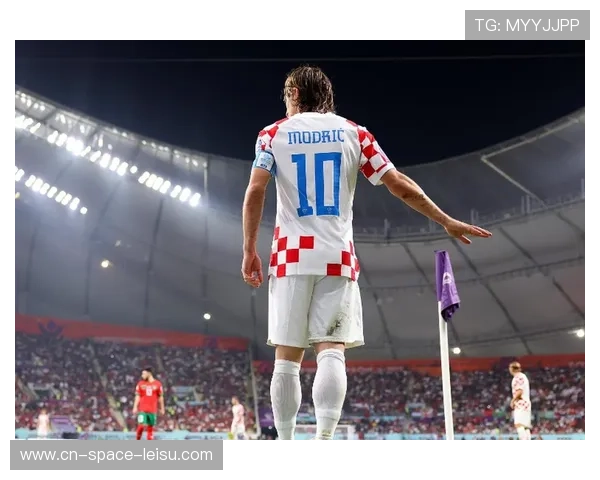 终场哨响，克罗地亚老将莫德里奇跪地掩面。