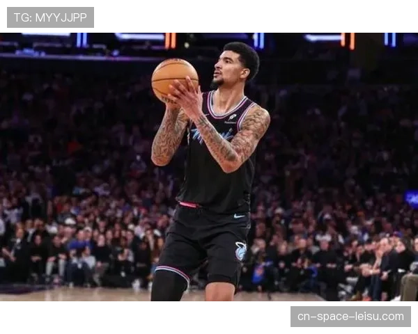 实时：老鹰特雷·杨连续命中超远三分，破解开拓者试图过半场就夹击的策略。