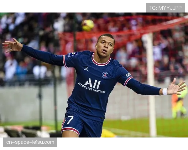 特写:赛后谢场,兰斯队长福克特向主场死忠看台深情告别