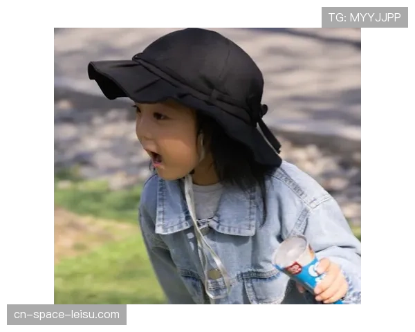 雨战中，一位父亲为身边的小女儿细心戴上帽子